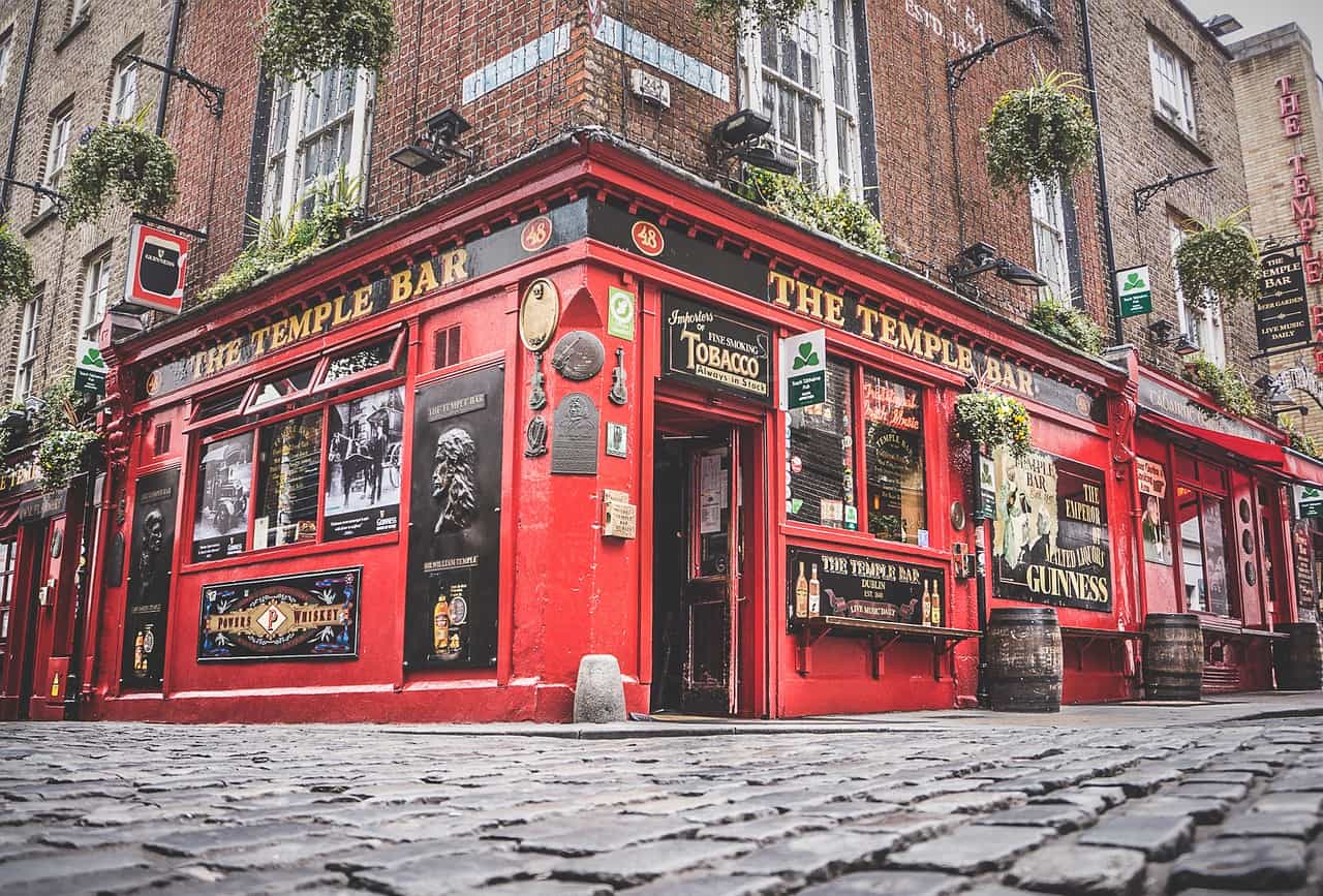 temple-bar-dublin-world-famous-irish-pub.jpg