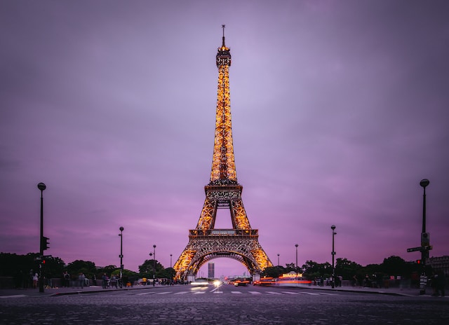 Image of the Eiffel Tower at night
