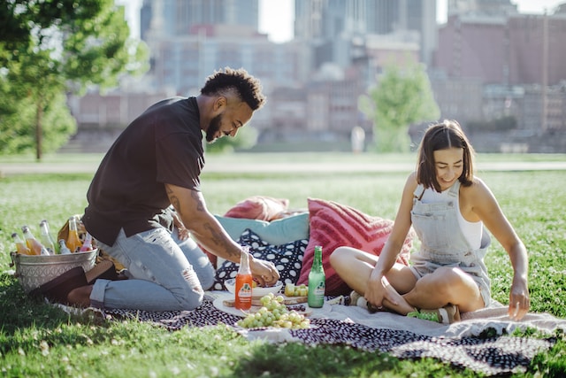 Image of a couple having a picnic