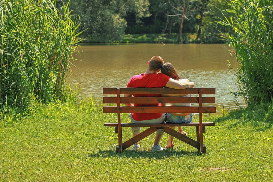 couple_sitting_on_bench_infront_of_lake.png