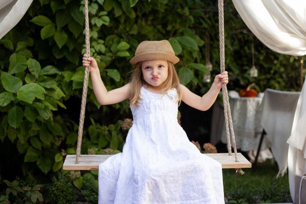 03870891---summer-little-girl-swing-park_134319-1372.jpg