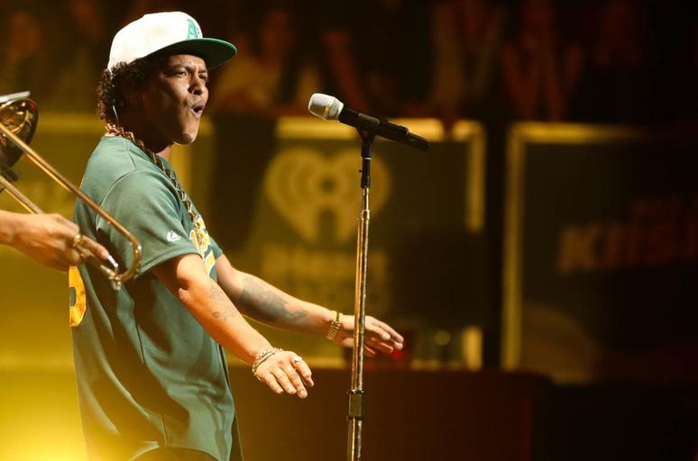 03622849---bruno-mars-performs-abh-2016-a-billboard-1548-1024x677.jpg