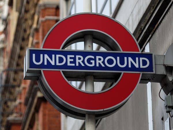 bcee7a-20190225-a-london-underground-sign.jpg