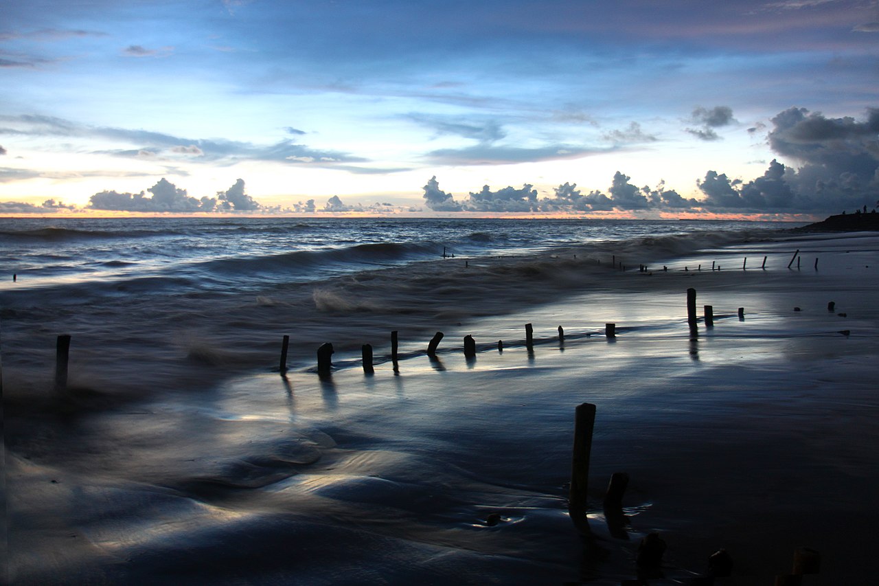 Cox's_Bazar,_BangladeshThe_sea_is_calm.jpg